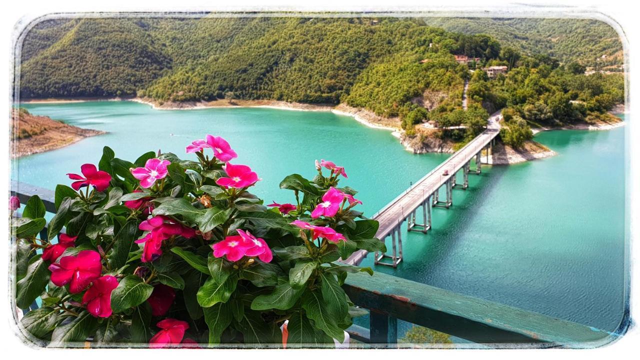 La Terrazza Sul Lago Turano Castel di Tora Exteriör bild