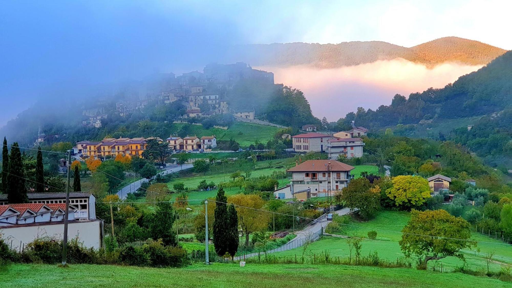 La Terrazza Sul Lago Turano Castel di Tora Exteriör bild