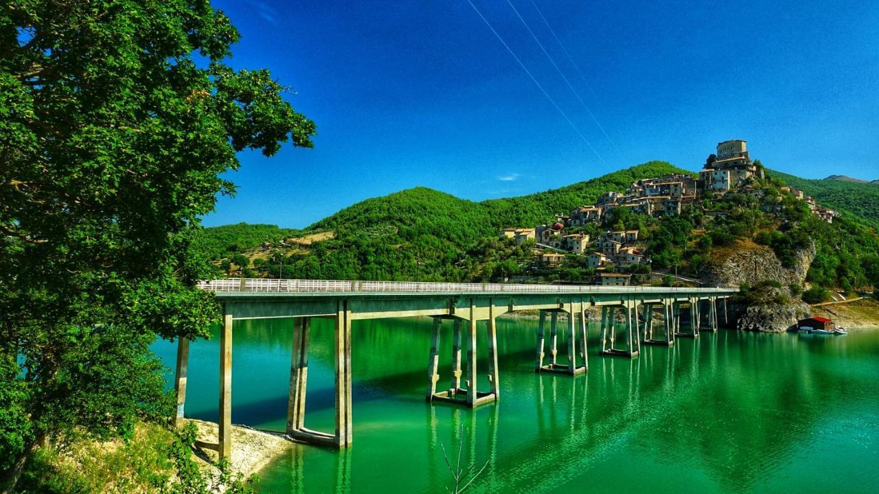 La Terrazza Sul Lago Turano Castel di Tora Exteriör bild