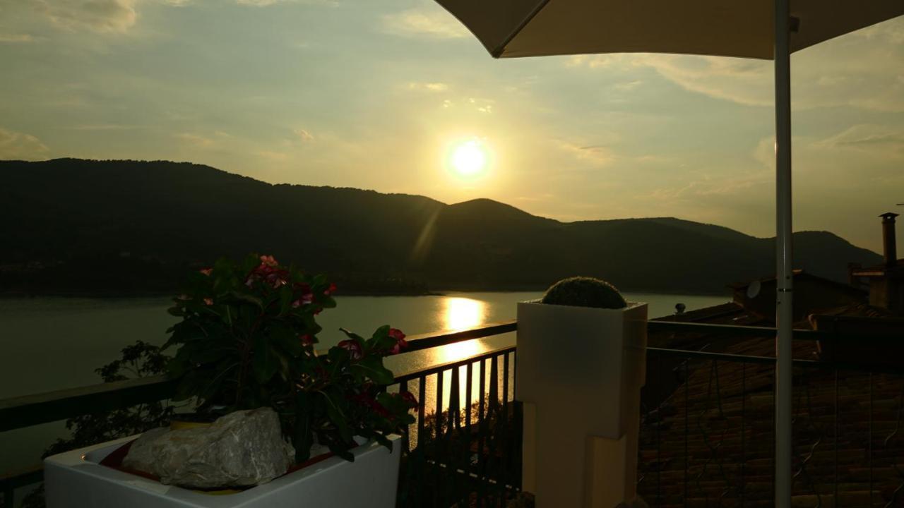 La Terrazza Sul Lago Turano Castel di Tora Exteriör bild