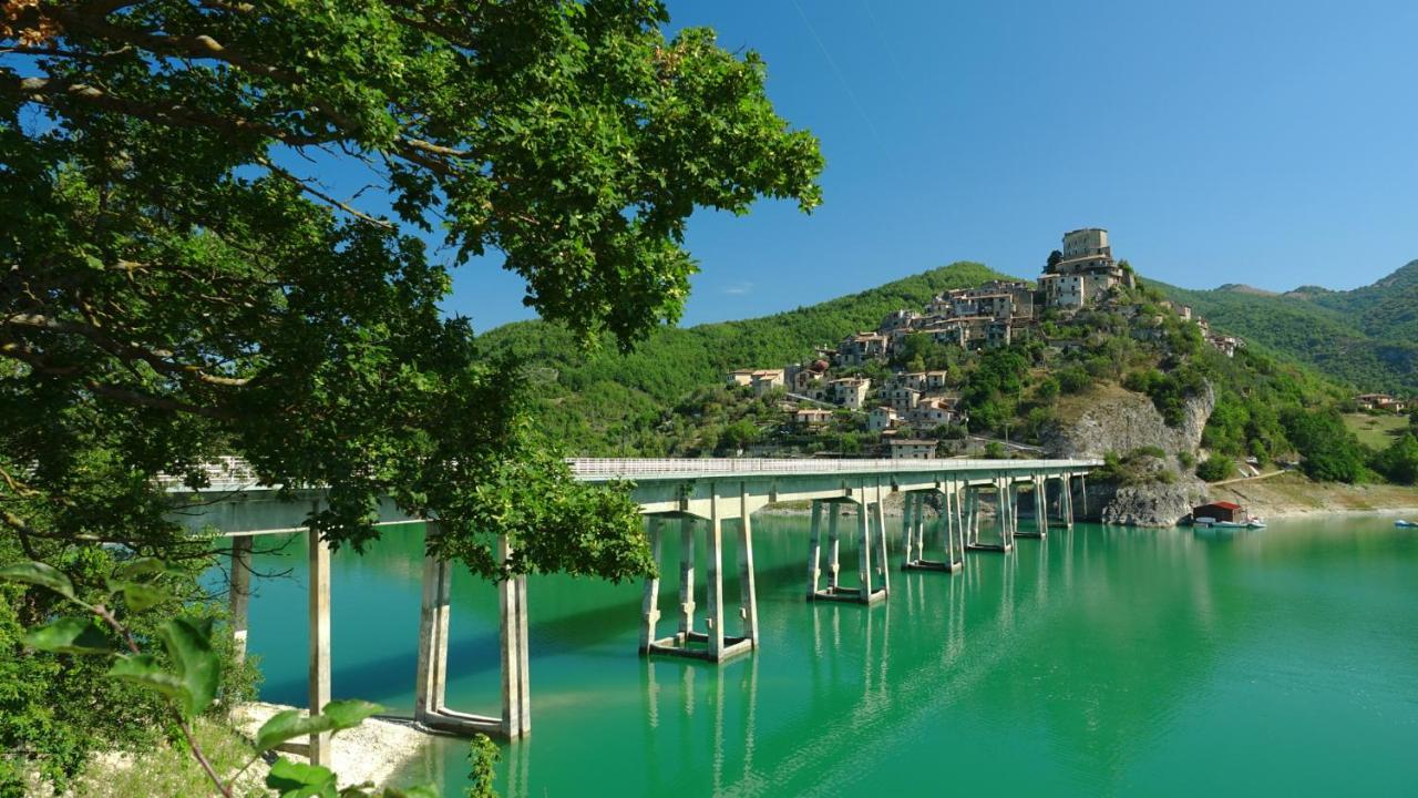 La Terrazza Sul Lago Turano Castel di Tora Exteriör bild