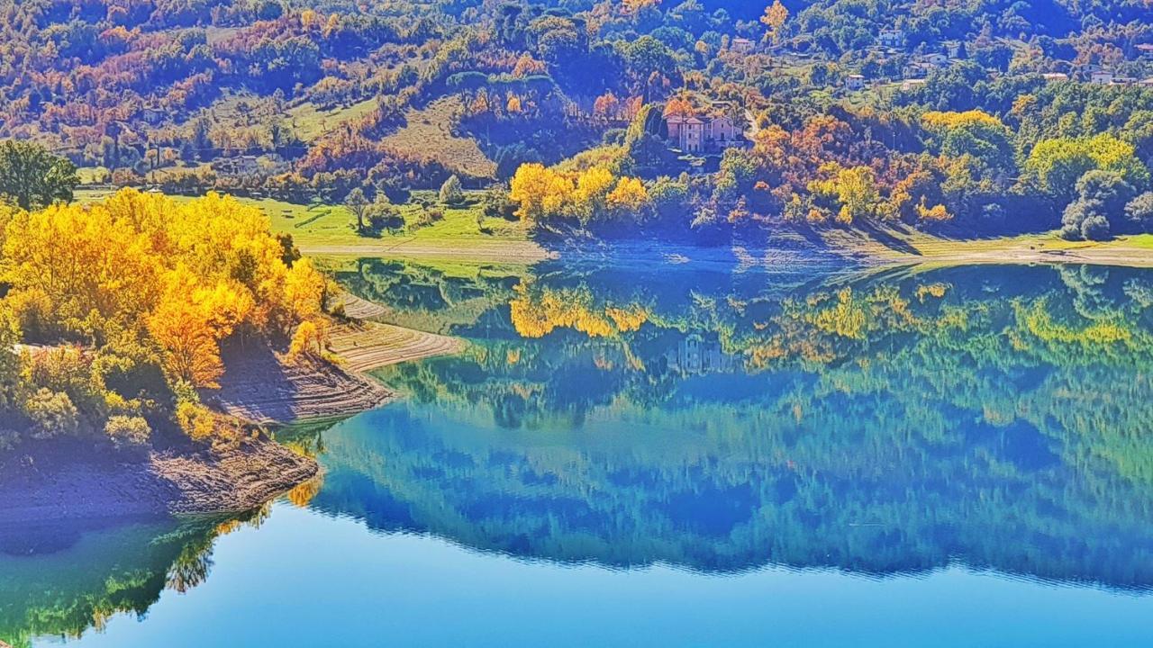 La Terrazza Sul Lago Turano Castel di Tora Exteriör bild