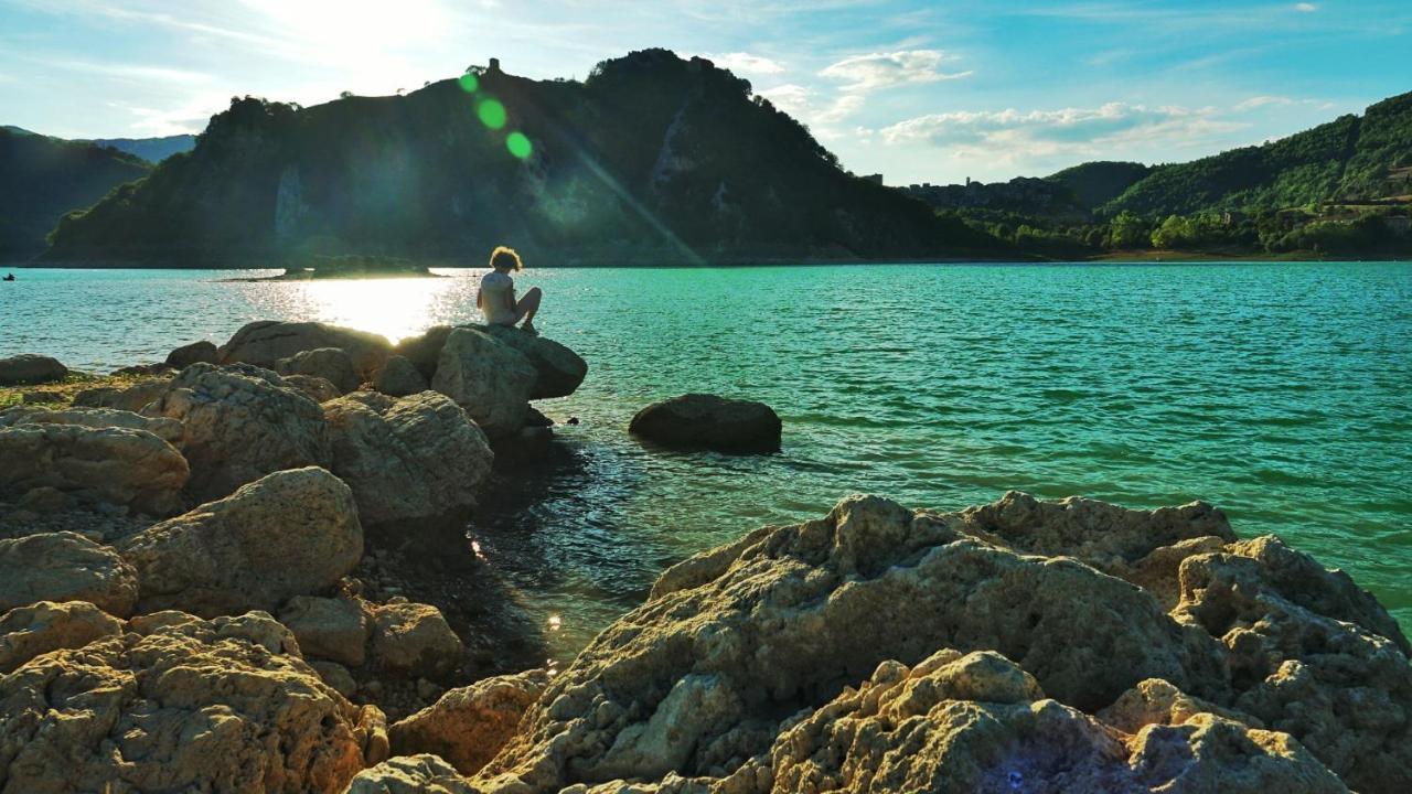 La Terrazza Sul Lago Turano Castel di Tora Exteriör bild
