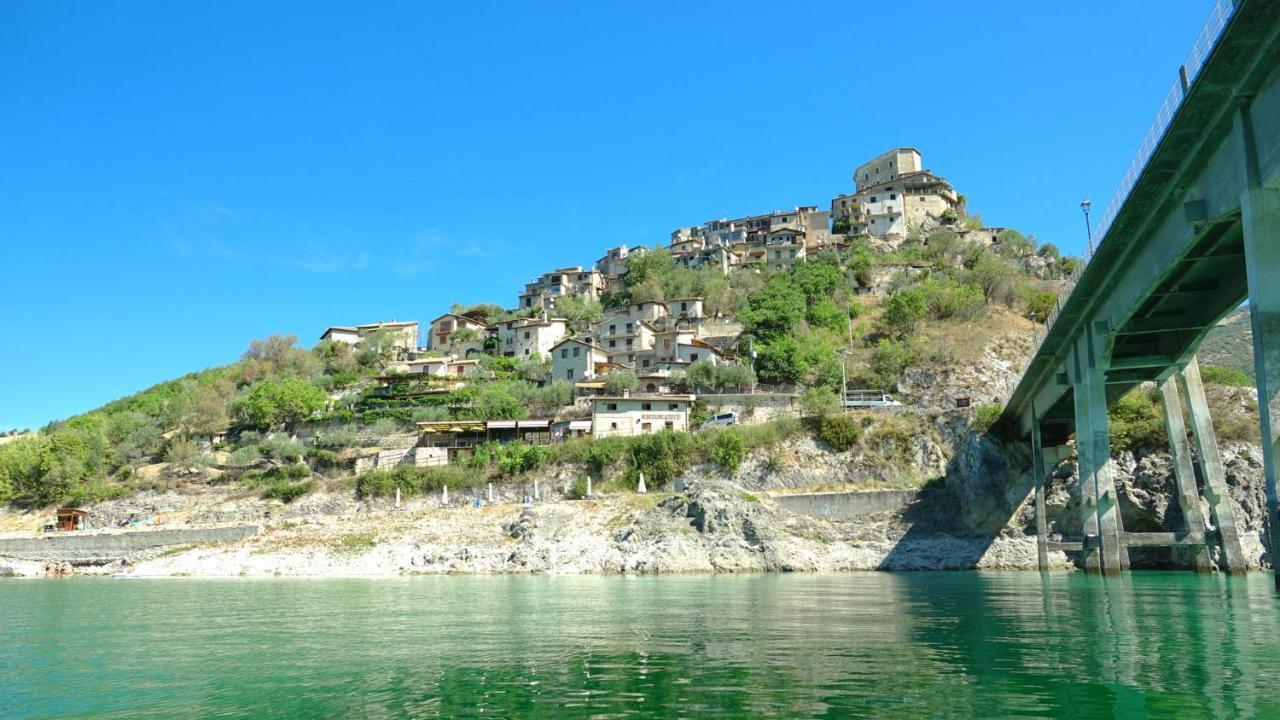 La Terrazza Sul Lago Turano Castel di Tora Exteriör bild