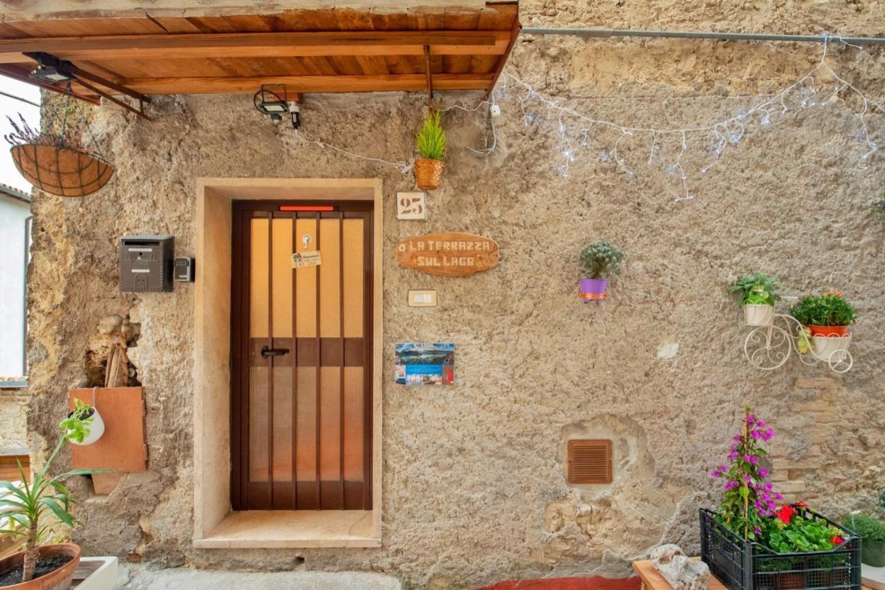 La Terrazza Sul Lago Turano Castel di Tora Exteriör bild
