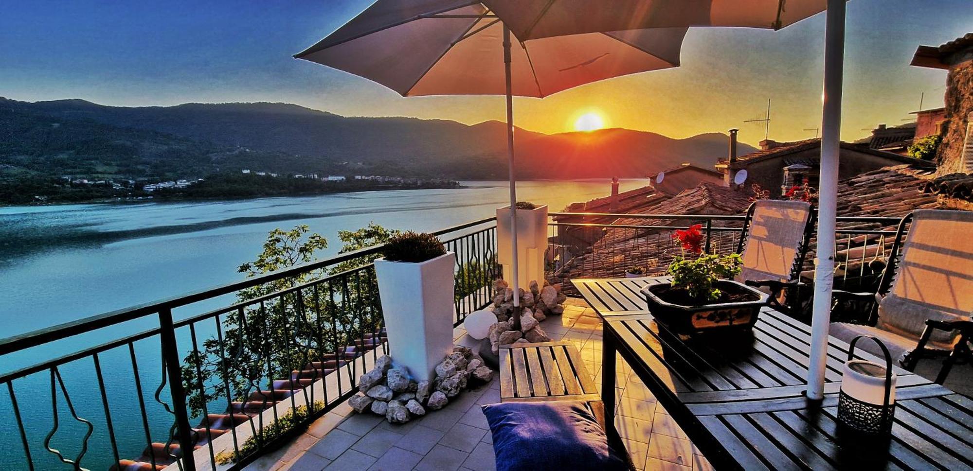 La Terrazza Sul Lago Turano Castel di Tora Exteriör bild