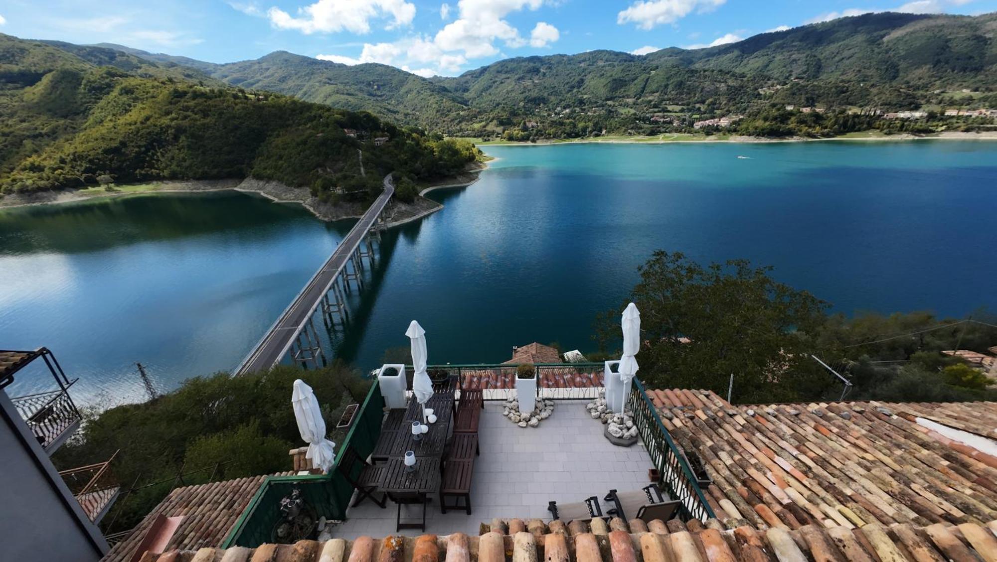 La Terrazza Sul Lago Turano Castel di Tora Exteriör bild